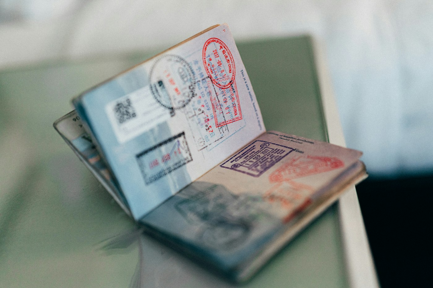 Passaporte aberto com carimbos de viagem